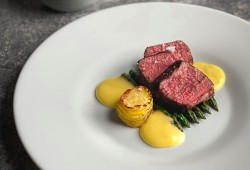  FILETTO DI MANZO CON CREMA DI SEDANO RAPA E VERDURE AL VAPORE